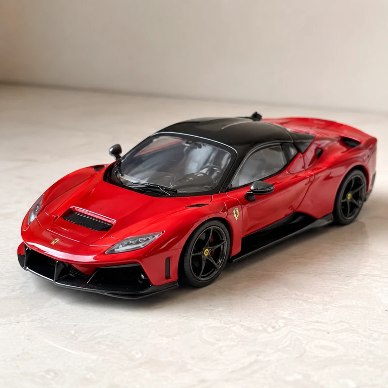Miniatura Ferrari vermelha com teto preto sobre uma mesa clara.