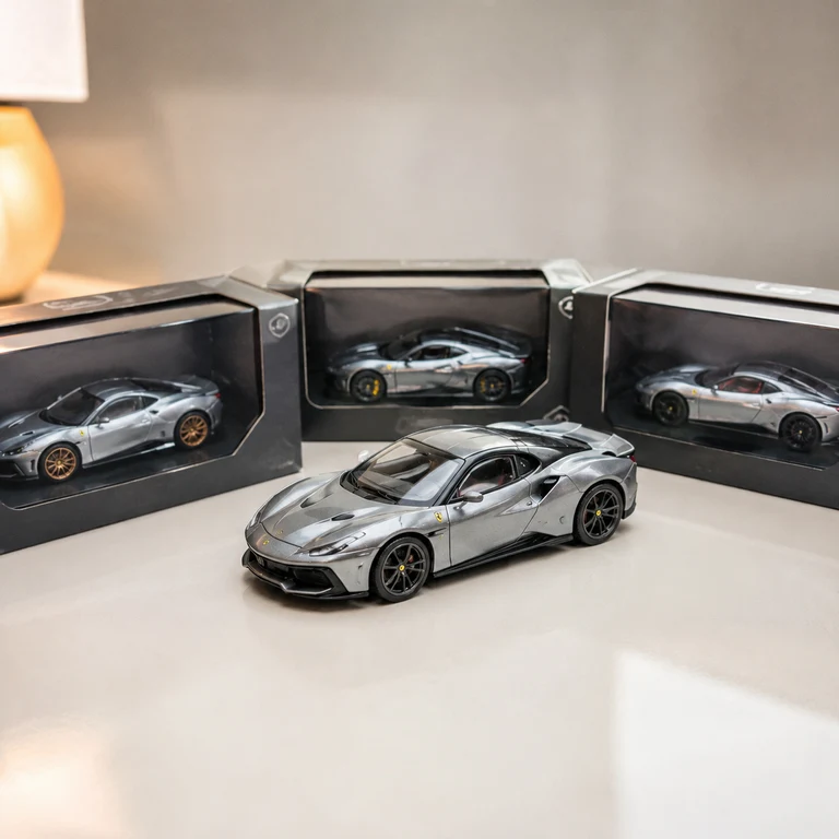 Miniatura Ferrari prateada em frente a três modelos em suas caixas.