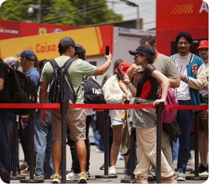 Visitantes aguardando em uma área da experiência Shell