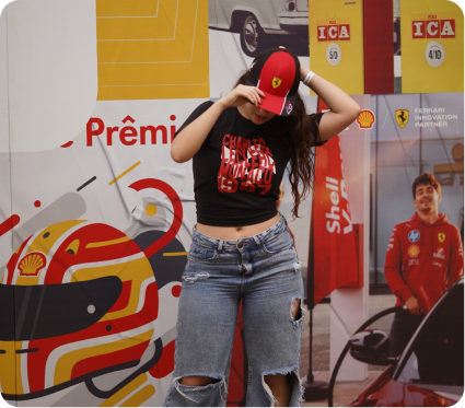 Visitante experimentando um boné da Ferrari