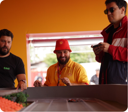 Visitantes acompanhando uma corrida de miniaturas