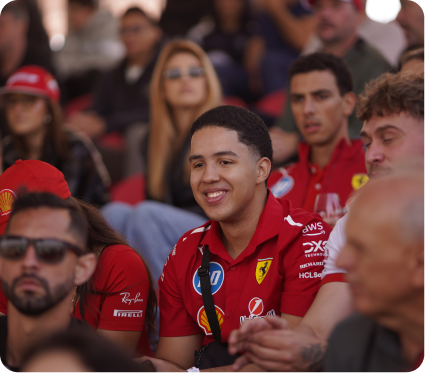 Torcedor da Ferrari assistindo ao evento