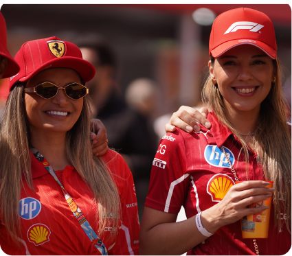 Torcedoras vestidas com roupas da Ferrari