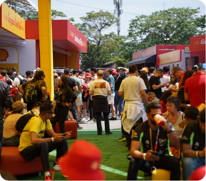 Público na área de alimentação e convivência Shell