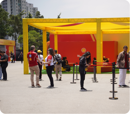 Área externa de ativações da Shell durante o evento