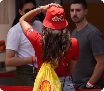 Visitante usando boné e mochila da Shell