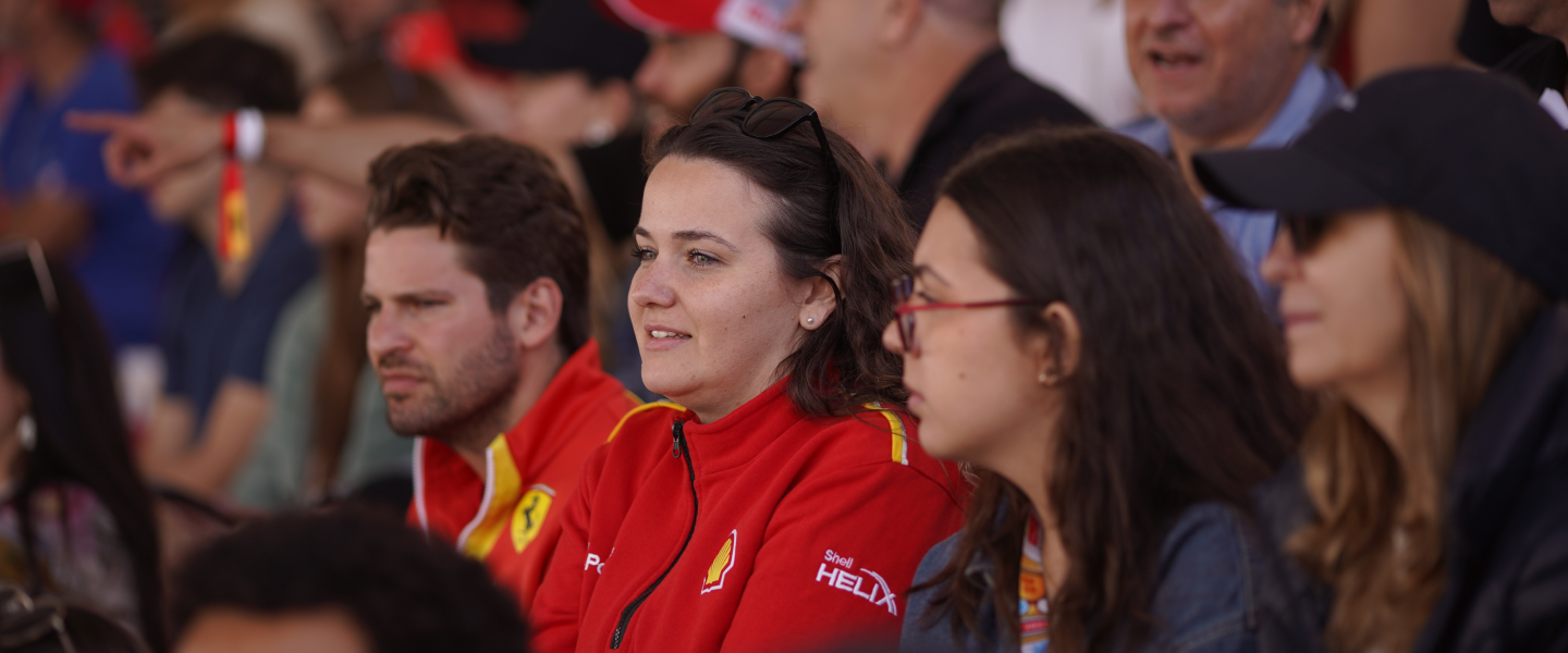 Público acompanhando a corrida na Arquibancada Shell