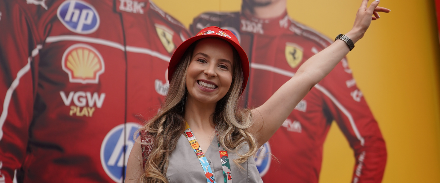 Torcedora aproveitando a experiência Shell no evento