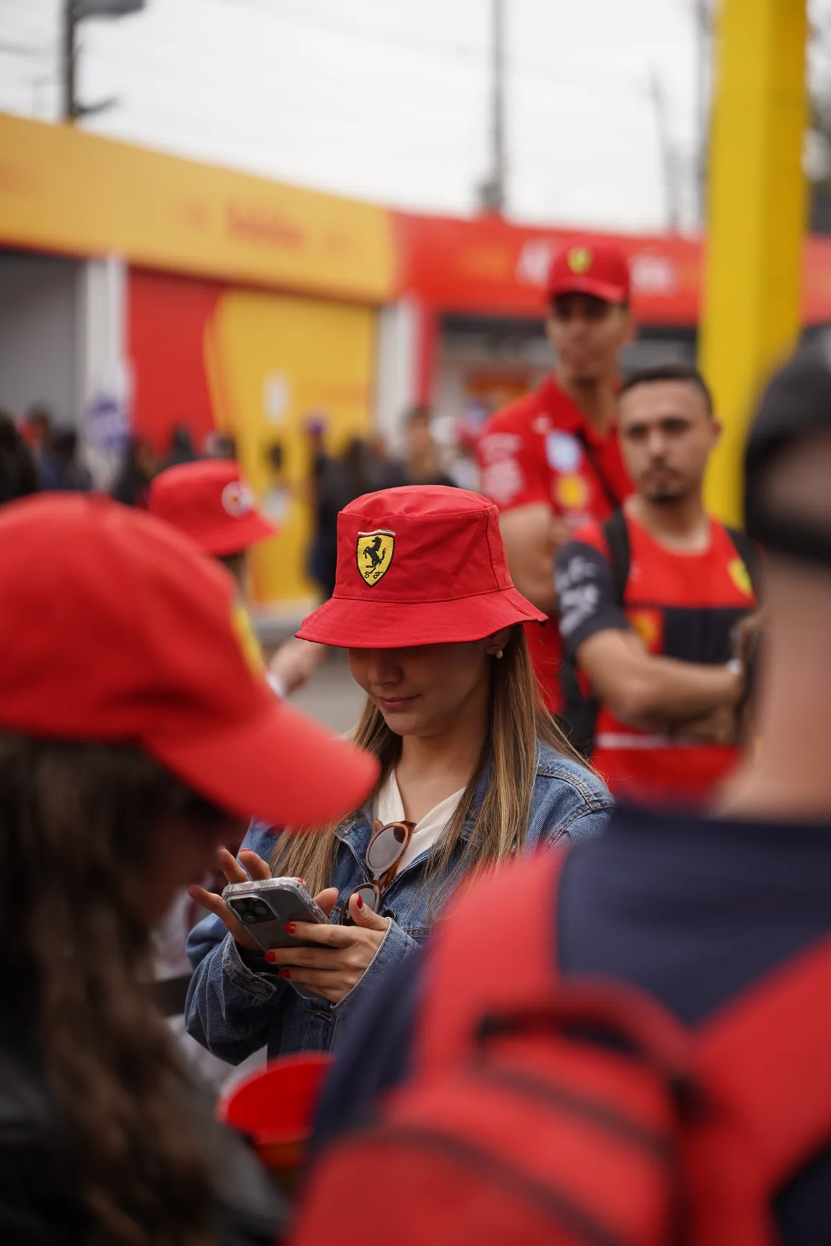 Torcedora da Ferrari na Arquibancada Shell