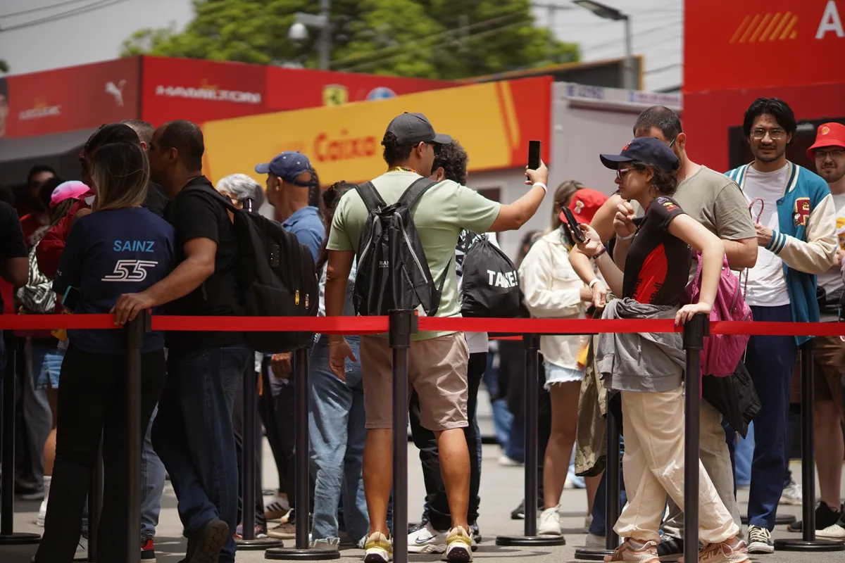 Visitantes em uma experiência da Shell e Ferrari