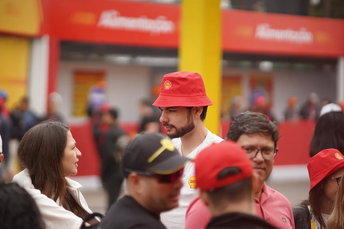 Público reunido em evento da Ferrari