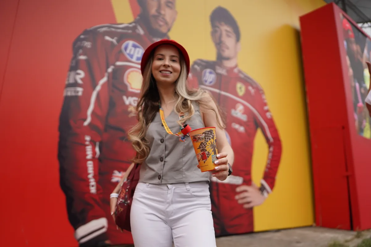 Torcedora aproveitando uma experiência da Shell