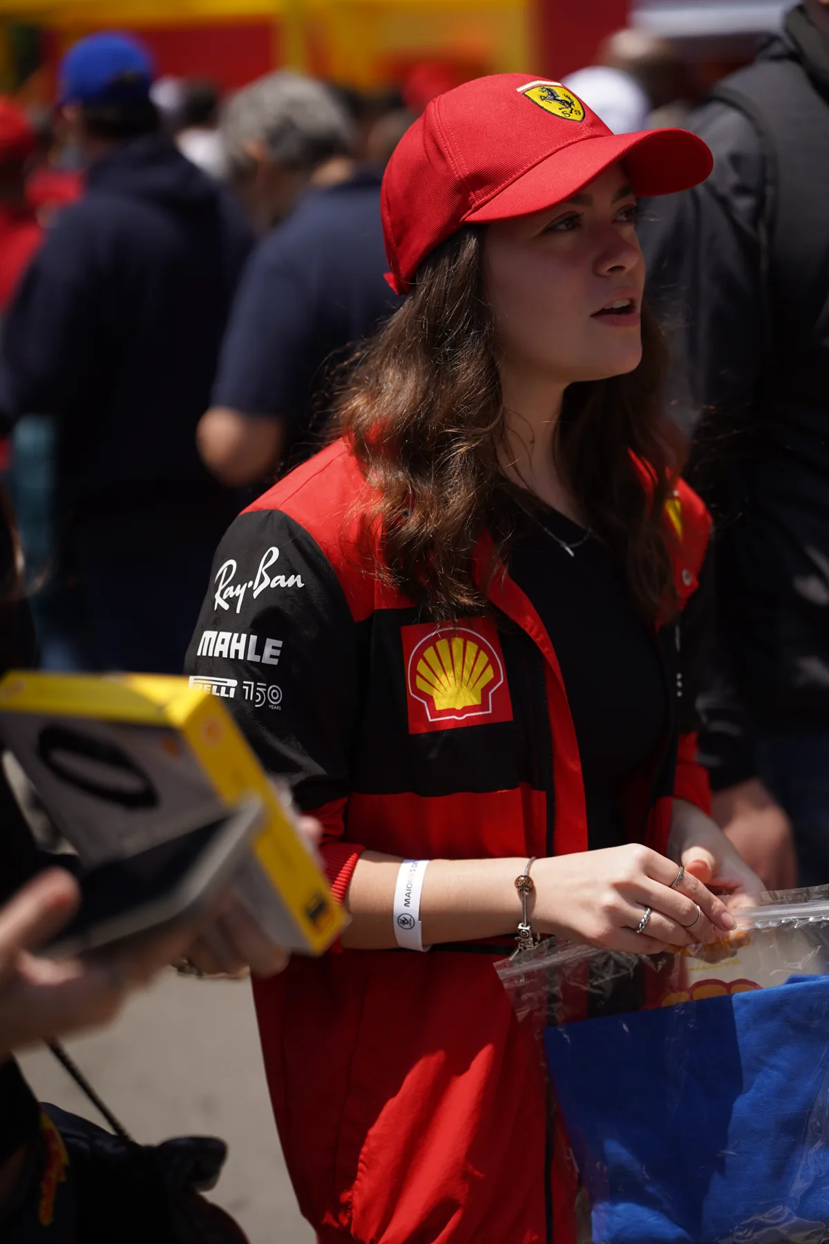 Torcedora com boné da Ferrari